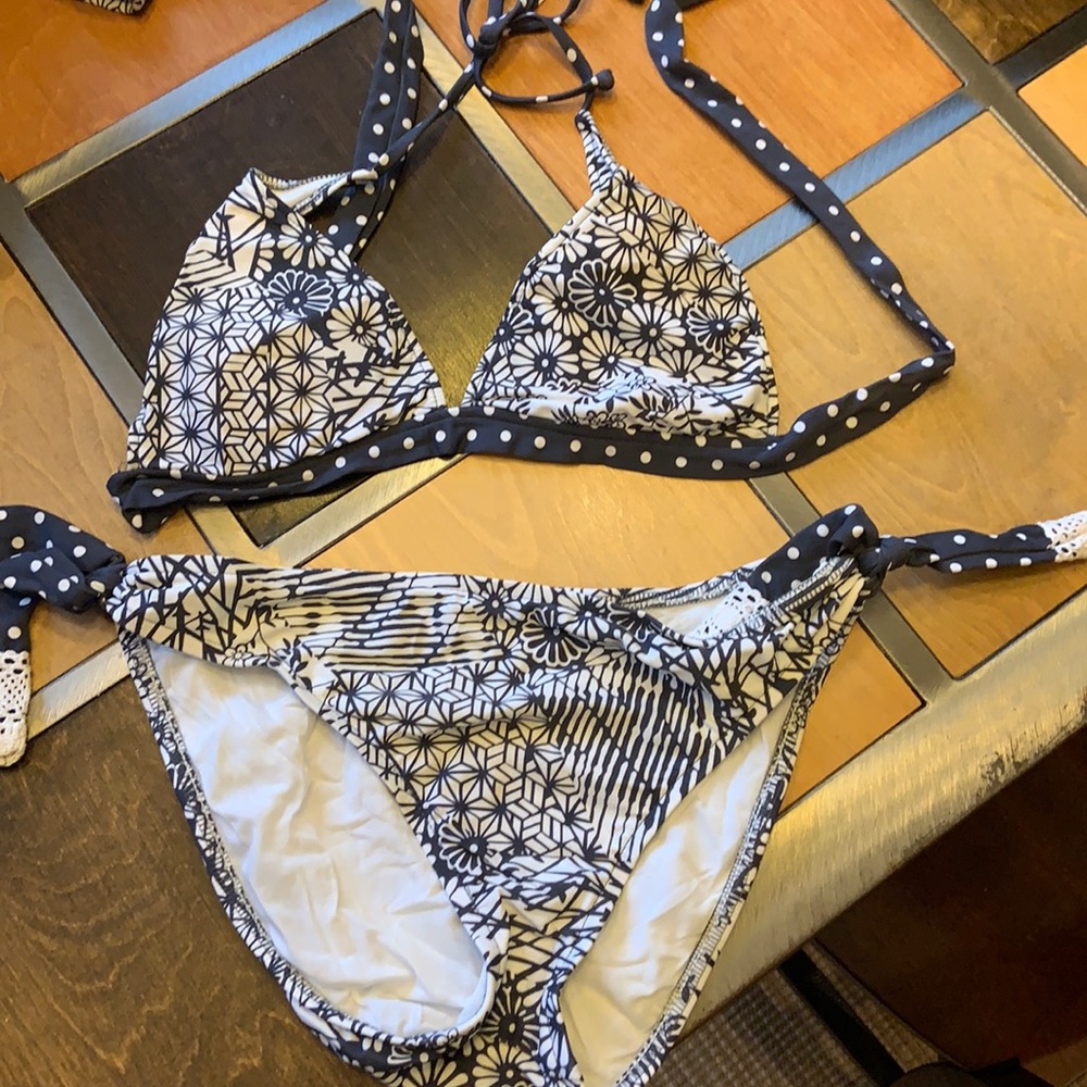 Aqua Tutto bikini with matching skirt. Size M fits more like small.